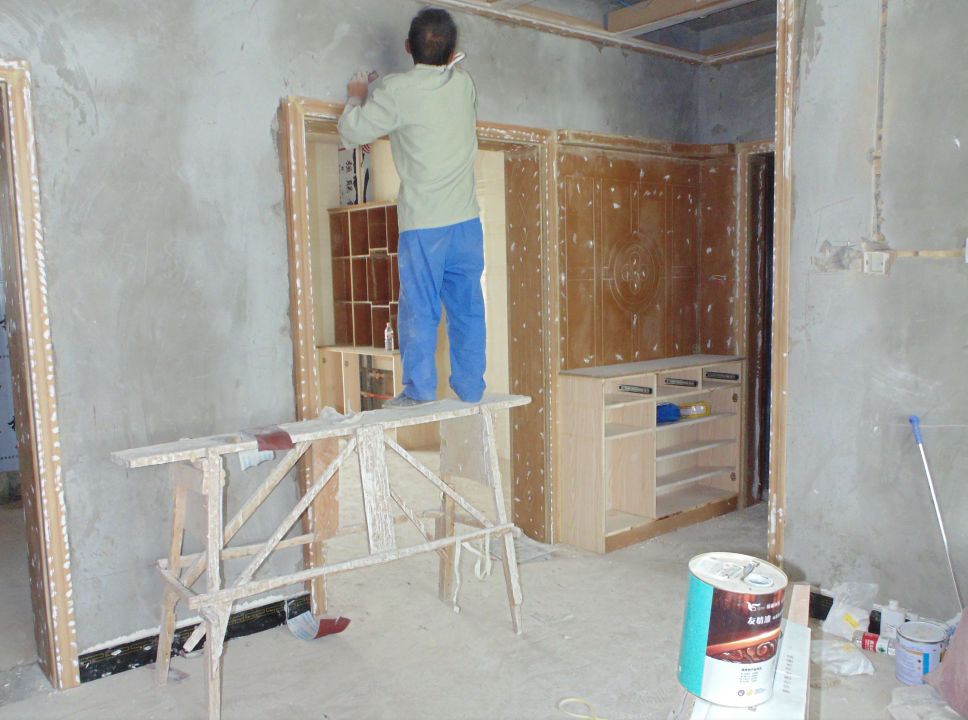 冒高溫戰(zhàn)酷暑，友情漆代理確保工程按時(shí)完工