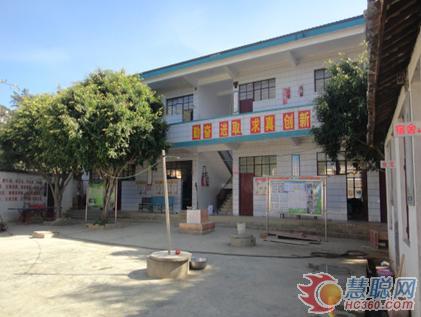 友情漆紅河經(jīng)銷商王宏免費(fèi)為己白小學(xué)刷新內(nèi)墻